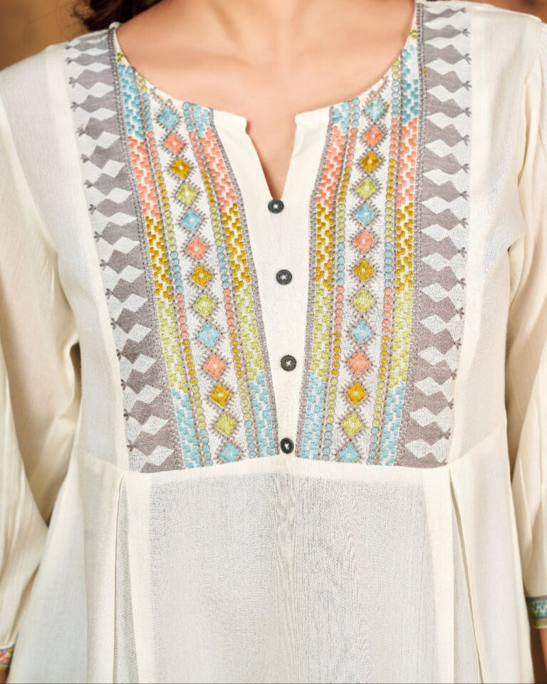 a5deca79-5bf2-47d6-ba4d-a9ae71e10992 Cream Round Neck With V Cut Tunic Top Trooking